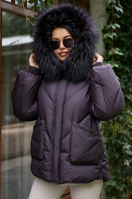 Зимний пуховик с мехом винного цвета
