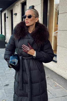 Стильный женский пуховик с воротником из меха