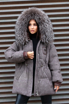 Шерстяной женский пуховик с мехом енота