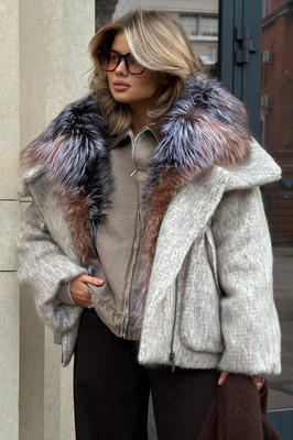 Утеплённое пальто с меховым воротником