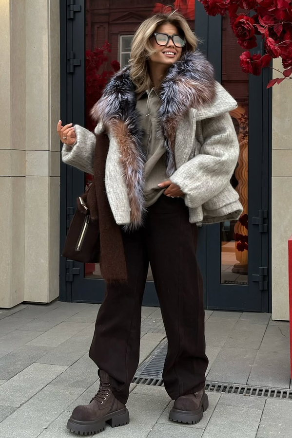 Утеплённое пальто с меховым воротником