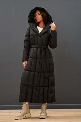 Длинный черный пуховик ниже колена с поясом