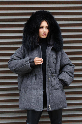 Шерстяной зимний пуховик с мехом енота