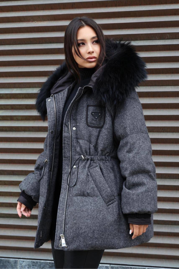 Шерстяной зимний пуховик с мехом енота