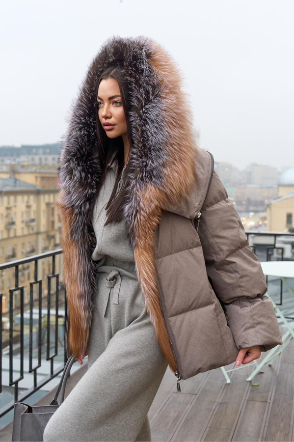 Пуховая куртка с мехом чернобурки