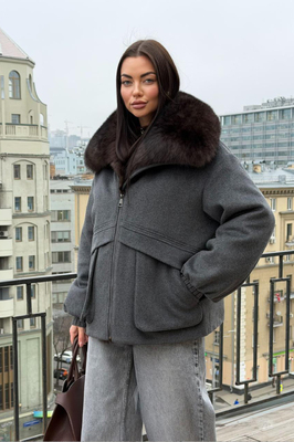 Красивый пуховик с меховым воротником