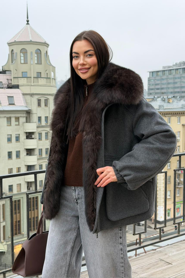 Красивый пуховик с меховым воротником