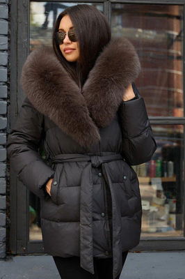 Короткий пуховик с воротником из меха
